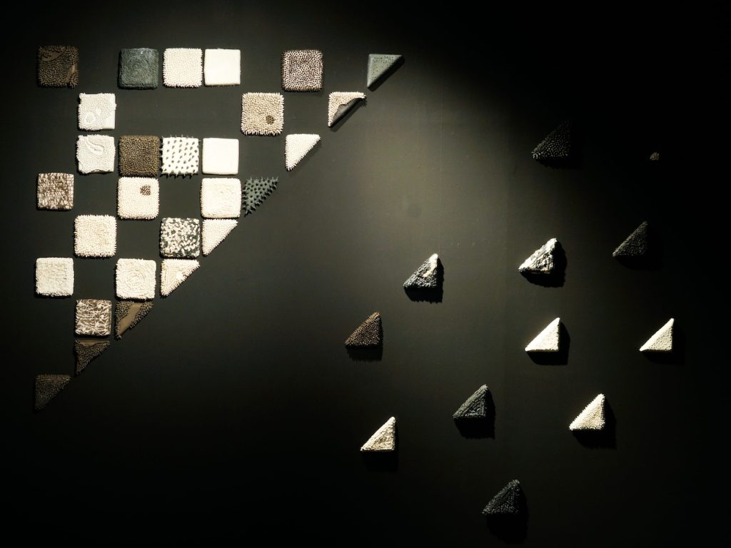 Little Bit Habit Cahaya Bayang Black and White Ver.Indonesian Various Stoneware Variable Dimension 2022 (2)
